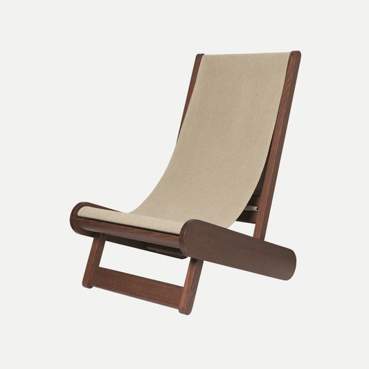 Sillón moderno y cómodo con estructura de madera