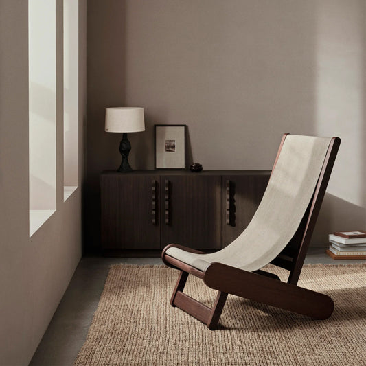 Sillón moderno y cómodo con estructura de madera