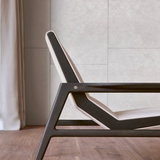 Sillón moderno con acento negro y versátil