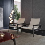 Sillón moderno con acento negro y versátil