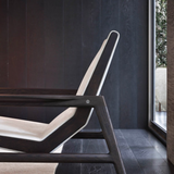 Sillón moderno con acento negro y versátil
