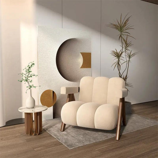 Sillón minimalista moderno con estructura de madera maciza