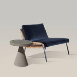 Sillón de exterior con diseño de ratán y juego de mesa auxiliar