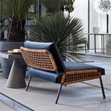 Sillón de exterior con diseño de ratán y juego de mesa auxiliar