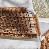 Sillón de exterior con diseño de ratán y juego de mesa auxiliar