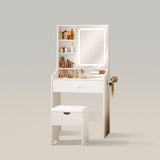 Pequeño tocador con espejo y luces
