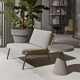 Sillón de exterior con diseño de ratán y juego de mesa auxiliar